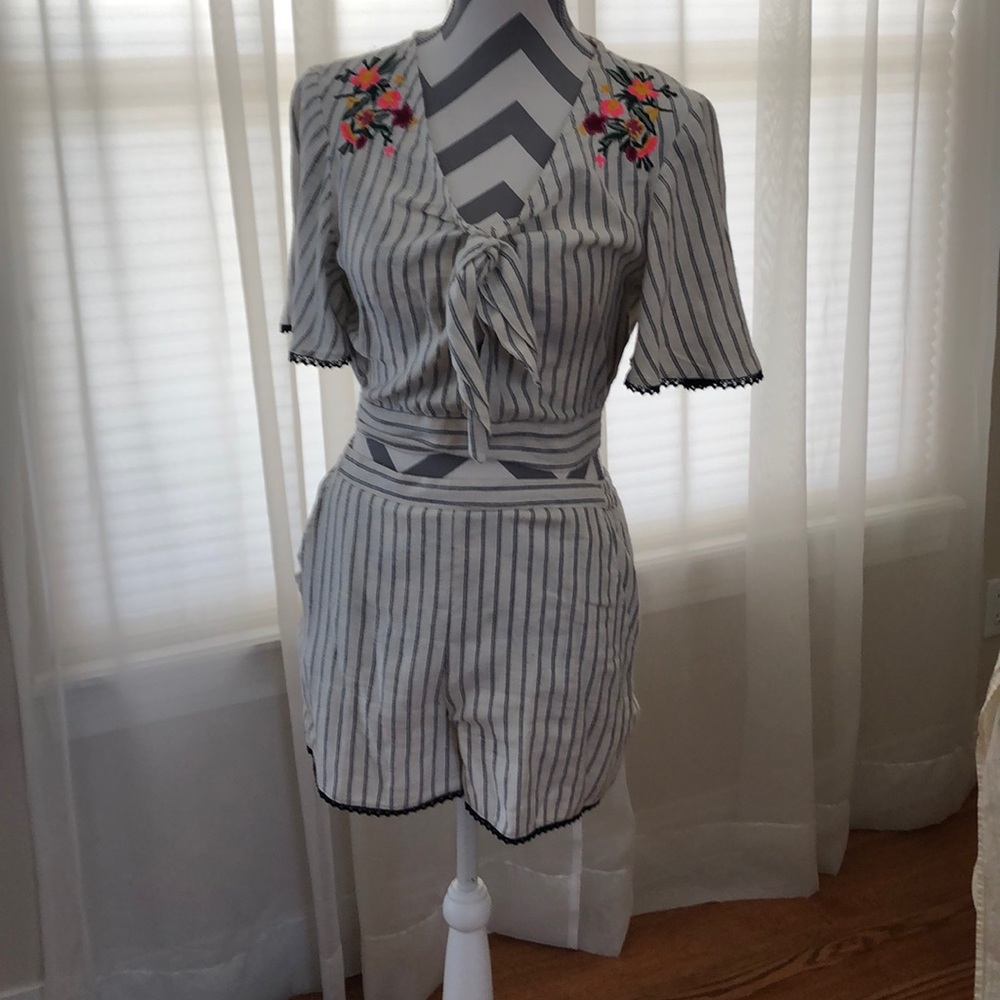 Francesca’s 2 Piece Pinstriped Short Set Sz s